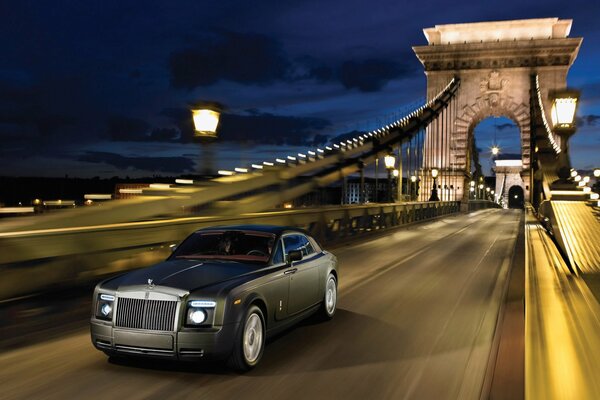 Rolls Royce sur le pont rapidement tourmenté