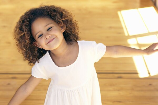 Jeune fille souriante au soleil