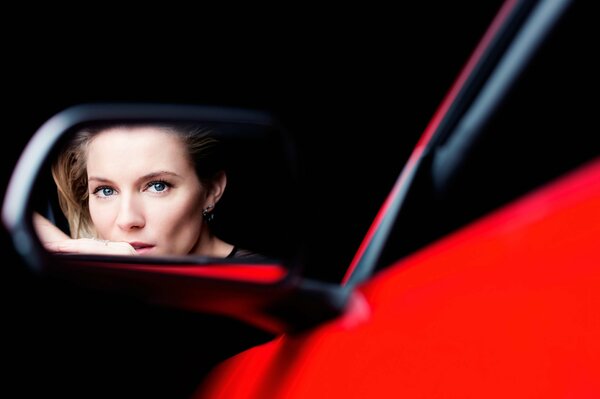 Sienna Millers Reflexion im Ford-Spiegel