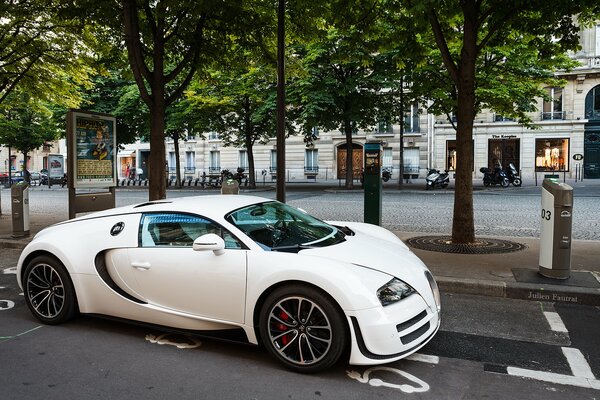 Weißes Supersportauto auf dem Parkplatz