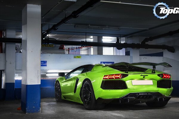 Lamborghini aventador sur fond de parking, fond d écran vue arrière