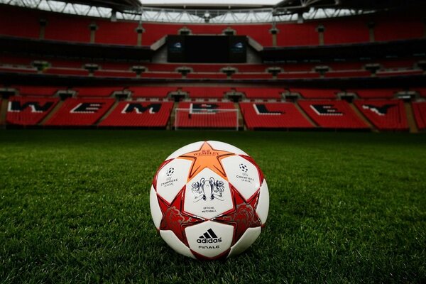 Pelota en un campo verde en un estadio vacío