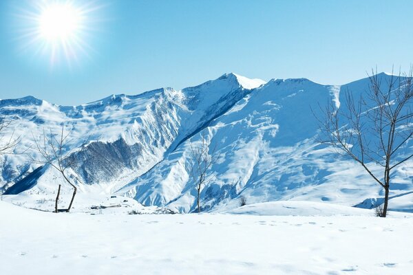 Pentes enneigées par une journée glaciale