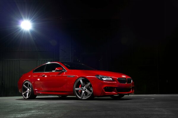 BMW serie 6 rojo en la Luna