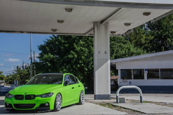 Grüner BMW mit coolen Scheinwerfern