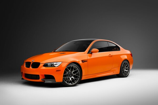 BMW naranja en el estudio en una sesión de fotos