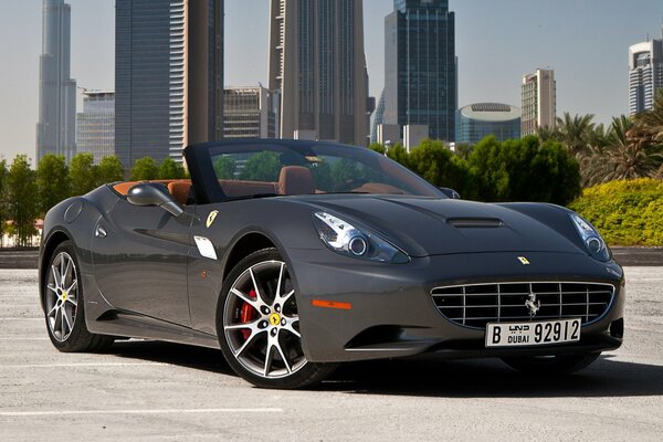 Ferrari California sullo sfondo di grattacieli