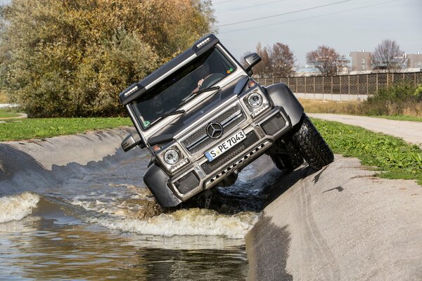 Gelentvagen Monte sur l eau en pente