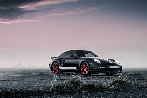 Coche Porsche negro en un hermoso fondo