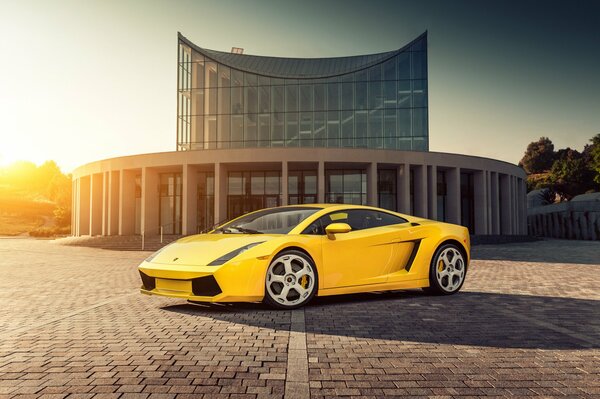 Gelber Lamborghini gallardo vor dem Hintergrund eines Gebäudes im Sonnenlicht