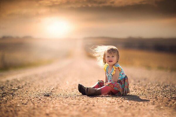 Ребенок на дороге на фоне заката позитив