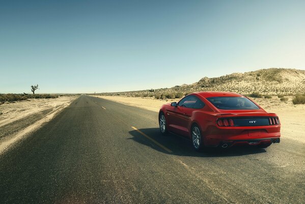 Roter Mustang auf amerikanischen Straßen