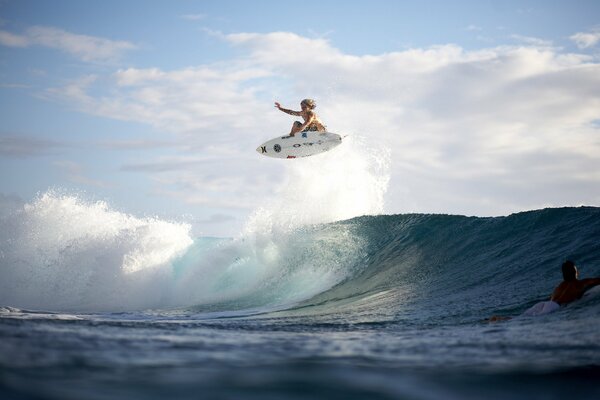 Chica en el surf conquista las olas