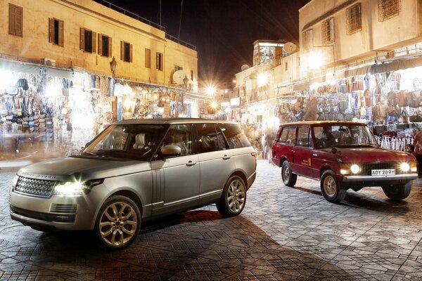 Auto Land Rover nel mezzo della città notturna
