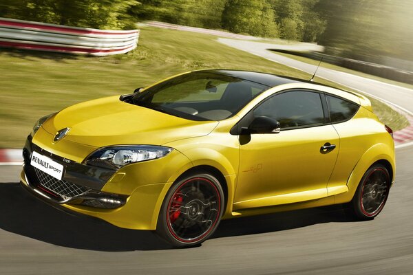 Amarillo Renault Megane se divierte en el tráfico en la pista de carreras