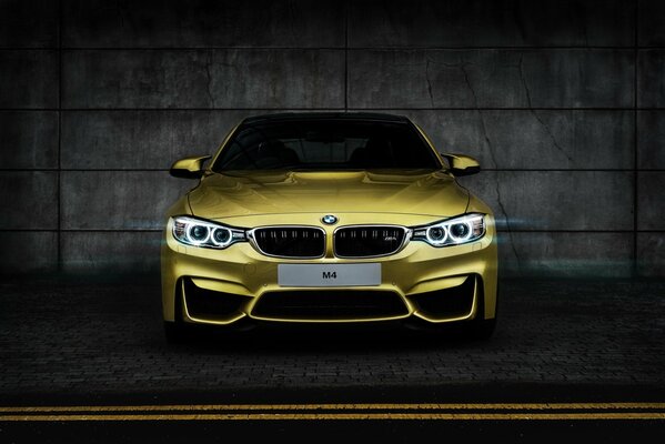 Foto de BMW coupé amarillo