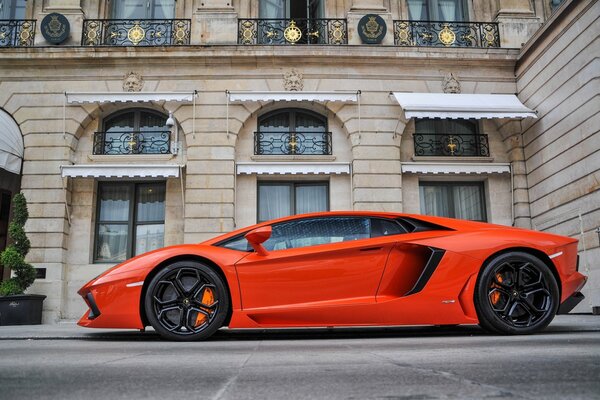 Lamborghini Aventador arancione sullo sfondo dell edificio