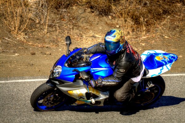Moto de sport suzuki sur la route