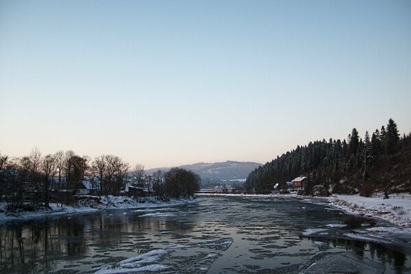 Winter Fluss im Hintergrund des Waldes