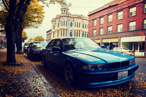 Autumn Street zaparkowane samochody, na pierwszym planie niebieski Boomer