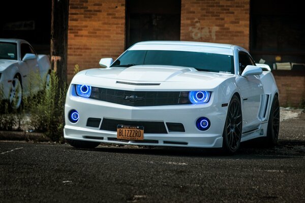 Chevrolet Camaro blanco en el fondo de pantalla del coche