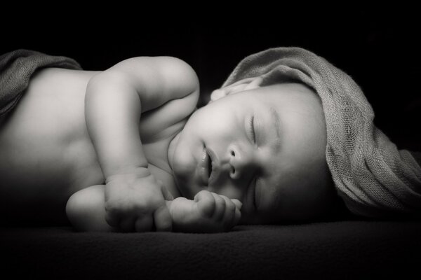 Foto en blanco y negro de un bebé dormido