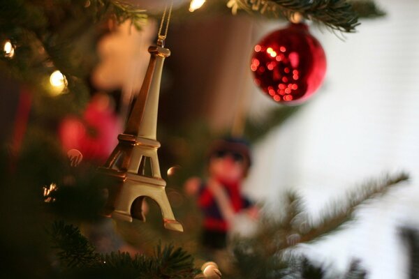 Hermoso árbol de Navidad agrada con sus luces