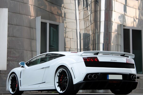 Blanco Lamborghini gallardo, elegante vista trasera