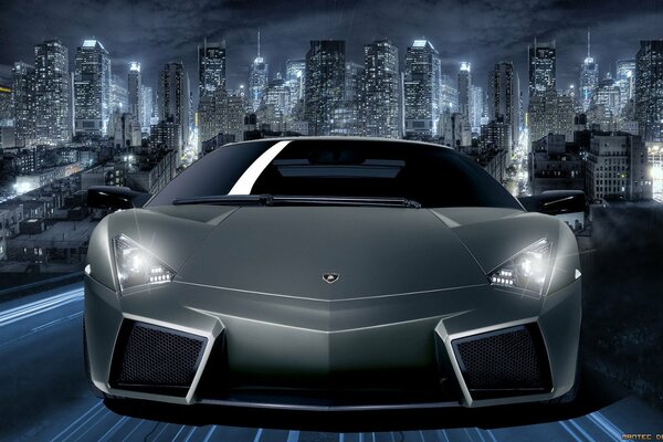 Czarne Lamborghini na tle drapaczy chmur