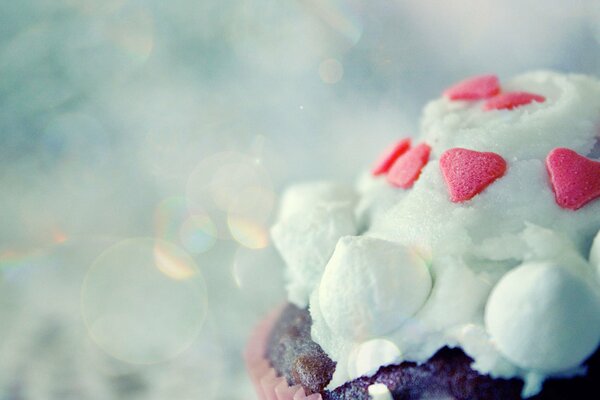 Gâteau de neige décoré de coeurs