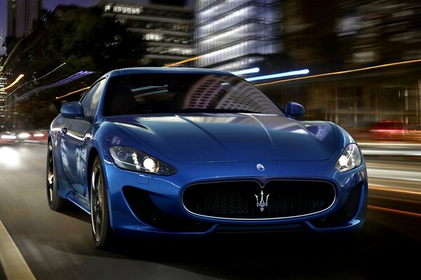 Niebieski Maserati Granturismo w nocnym mieście