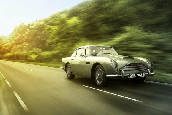 Klassische grüne Aston Martin in Unschärfe Geschwindigkeit