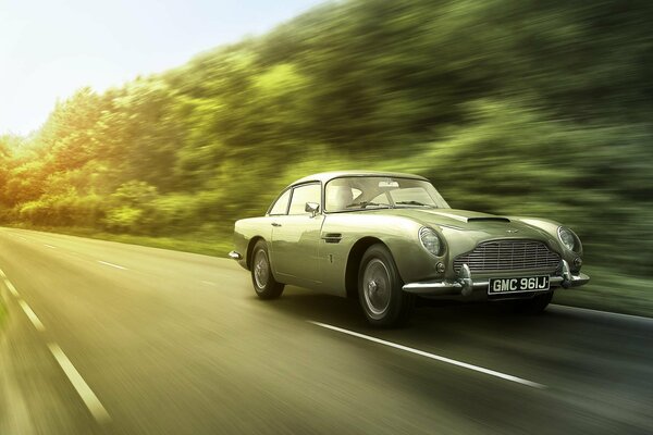 Klasyczny zielony Aston Martin w blur Speed