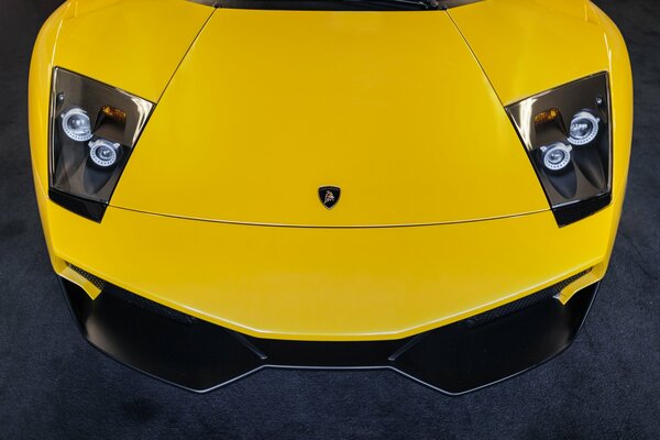 Lumineux capot jaune Lamborghini Murcielago, vue de dessus