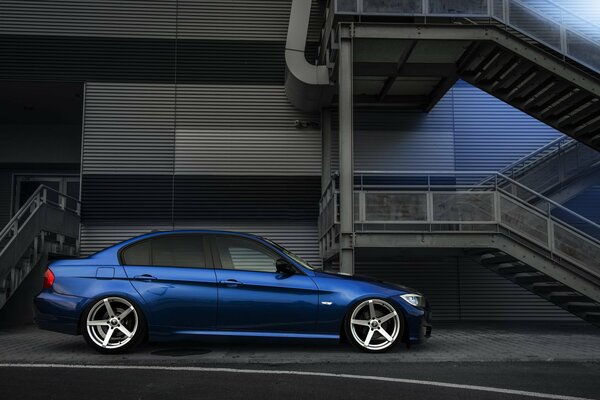 Niebieskie BMW E90 na pięknych felgach