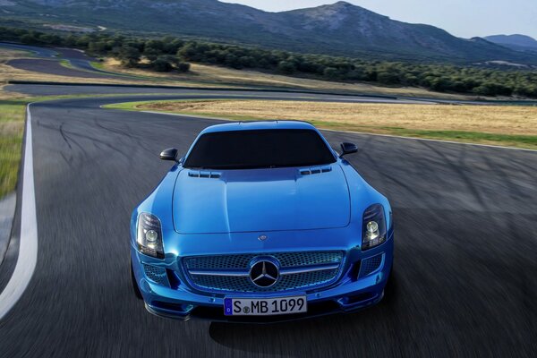 Mercedes-benz SLS blu su una pista piatta