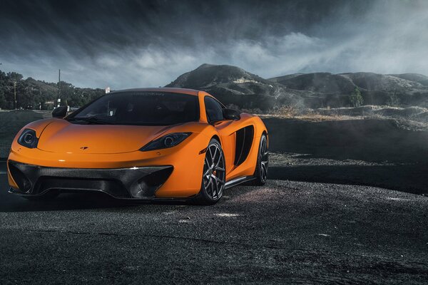 Supercar McLaren dans le désert noir