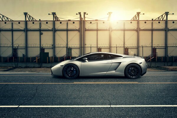 Lamborghini gallardo plateado al atardecer