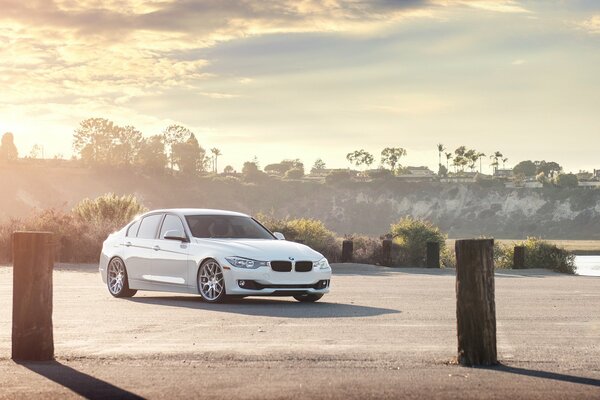 BMW blanche dans les rayons de l aube