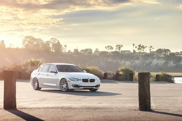 Белый BMW в рассветных лучах
