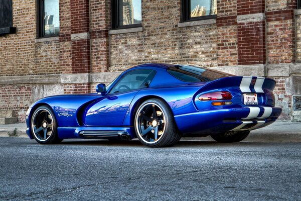 Accrocheur bleu Dodge Viper GTS 04 sur fond de mur de briques