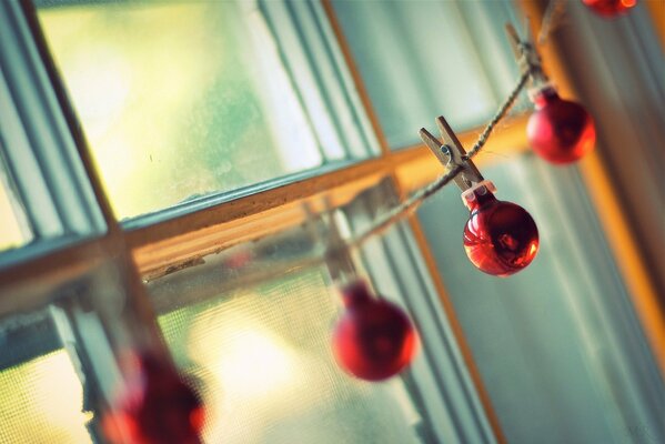 Рождественское окно с красной гирляндой