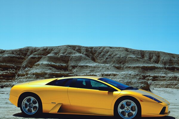 Lamborghini jaune dans les montagnes