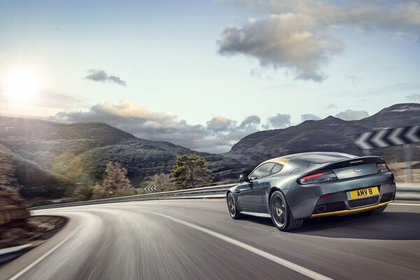 L automobile di Aston Martin gira alla velocità
