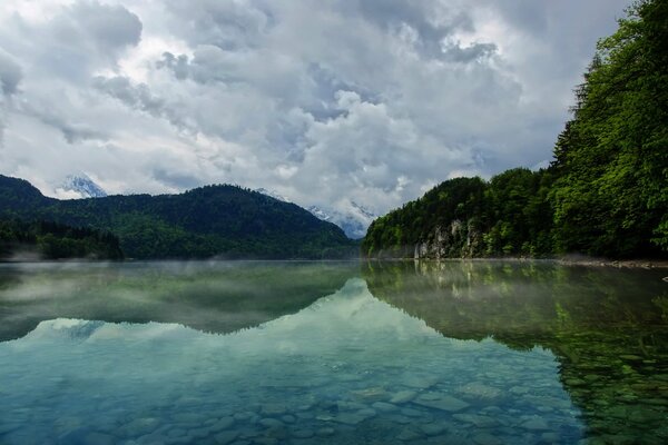 Lago de montaña en el fondo del bosque