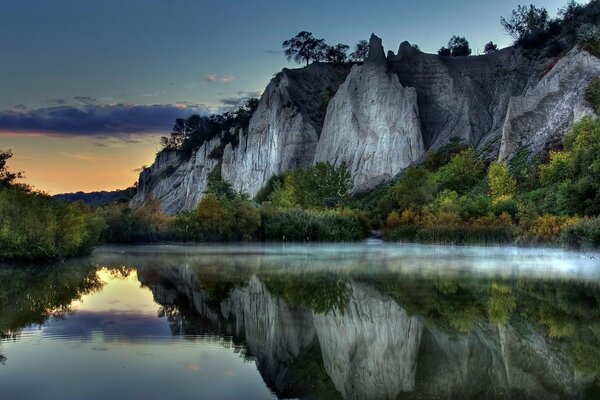 Lac de montagne parmi les rochers