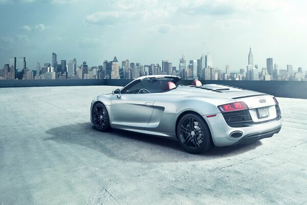 Auto Audi R8 sul tetto a New York