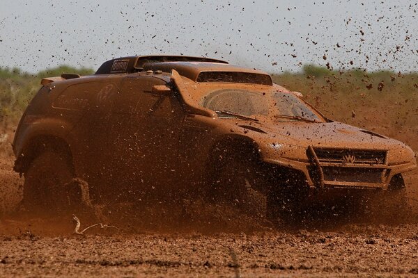 Volkswagen SUV durante una carrera de barro