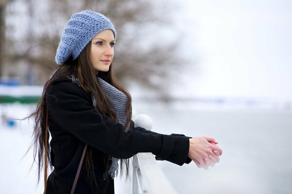 Chica en invierno con sombrero y bufanda