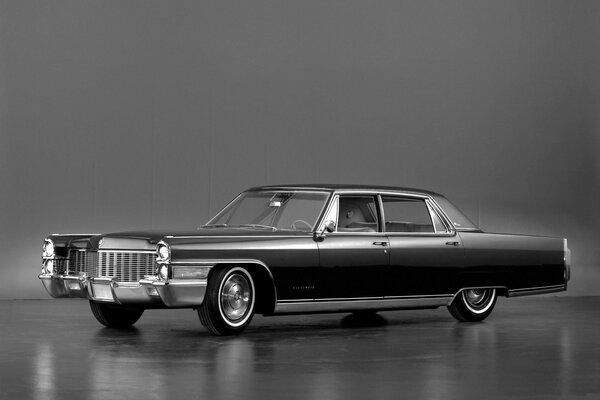 Schwarzer Fleetwood-Cadillac auf grauem Hintergrund